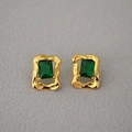 Dettaglio macro di orecchini retrò in ottone placcato oro con zirconi verdi rettangolari - Verde