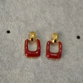 Pendientes de botón cuadrados minimalistas de esmalte rojo con metal dorado estilo retro - Burdeos
