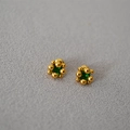 Vista macro de pendientes de racimo dorado con gema verde y pequeñas cuentas de oro - Verde