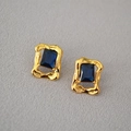 Dettaglio di orecchini in ottone retrò con zircone blu e cornice dorata plissettata - Blu