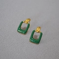 Pendientes rectangulares dorados minimalistas con esmalte verde oscuro y fondo texturizado - Verde