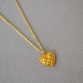 Französische Vintage Goldene Herz Halskette mit Steppmuster und Perlenrand auf grauem Stoff - Gold Gestepptes Herz (MYN0170-WG)