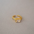 Dettaglio dello zircone quadrato su anello in ottone dorato con fascia testurizzata - Aperto Regolabile / Oro