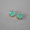 Elegante vergoldete Ohrstecker mit rundem facettiertem blaugrünem Edelstein in 4-Krallen-Fassung - Facettierter Runder Stil / Blau
