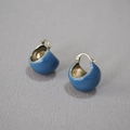 Retro hohle blaue Emaille Kugelohrringe mit Goldmetall-Finish und Klappverschluss - Blau