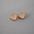 Makroaufnahme herzförmiger rosa Edelstein-Ohrstecker mit vergoldeter Krallenfassung - Rosa Herz Stil / Rosa