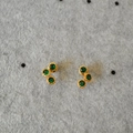 Orecchini dorati con tre zirconi verdi disposti in un elegante design a grappolo curvo - Verde