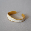 Bracciale rigido irregolare in ottone dorato vintage con finitura in smalto bianco - Bianco Perlato