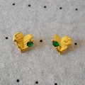 Pendientes de corazón en oro vintage con textura fundida y esmeralda verde pera - Verde