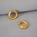Minimalistische matte goldene Creolen aus Messing mit eleganter gebürsteter Oberfläche - Vintage Matt Gold