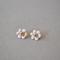 Pendientes de camelia de esmalte hechos a mano con degradado rosa y aguja de plata 925 - Blanco