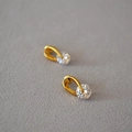 Elegante goldene gedrehte Ohrstecker mit runden Zirkonia-Steinen für den Alltag - Gold