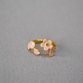 Anillo ajustable con flores de cerezo en esmalte rosa y circonitas en tono dorado - Talla EE. UU. 5-6 Ajustable / Rosa