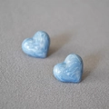 Orecchini a perno a cuore marmorizzati blu con smalto perlato su sfondo in tessuto grigio - Cuore Marmorizzato Blu / Blu