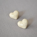 Orecchini a lobo a cuore minimalisti in resina marmorizzata crema con perni in argento 925 - Cuore in marmo bianco / Bianco