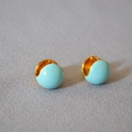 Orecchini a mezza sfera in smalto azzurro con base in metallo placcato oro lucido - Blu