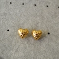 Orecchini a perno a cuore dorati minimalisti con trama martellata vintage da donna - Oro