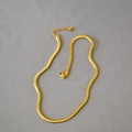 Collana a catena serpente piatta e larga in ottone placcato oro con chiusura a moschettone - Oro