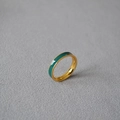 Anello minimalista in ottone placcato oro con smalto verde su sfondo in tessuto grigio - US 8 / Verde