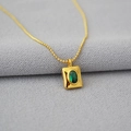 Collier vintage plaqué or avec pendentif émeraude sur tissu en maille grise - Collier en Or avec Pendentif en Pierre Précieuse Verte