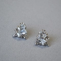 Pendientes de plata minimalistas con circonitas rectangulares y diseño aerodinámico sutil - Plateado