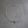 Dettaglio di collana a doppia catena d'argento con chiusura a ginocchiera OT minimal - Tutto Argento