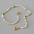 Dettaglio della collana di perle d'acqua dolce con perle colorate e chiusura a T dorata - Perla artificiale