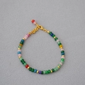 Nahaufnahme des Regenbogen-Perlenarmbands mit Achatsteinen und goldenen Elementen - Mehrfarbig