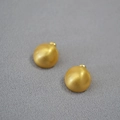 Minimalistische mattgoldene Halbkugel-Ohrstecker aus gebürstetem 925er Silber - Gold