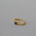 Minimalistischer verstellbarer Goldring mit rundem blauem Lapislazuli und Mattierung - Einstellbar Offen / Lapislazuli