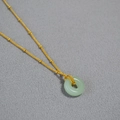 Collana placcata oro in stile orientale con pendente in giada verde e catena con perle - verde chiaro