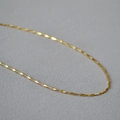 Collar fino minimalista de latón dorado con eslabones de gota planos en macro - Dorado