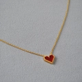 Elegante collar con colgante de corazón esmaltado rojo y borde de cuentas doradas - Estilo Corazón Rojo (MYN0200-GD)