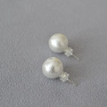 Primo piano di orecchini vintage con perle finte, ago in argento 925 e chiusura in silicone - 12mm / Stile Fiore di Cotone