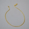 Detalle de collar de cadena de latón chapado en oro con cierre de langosta en tela - Collar