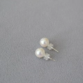 Dettaglio ravvicinato di grandi perle tonde minimaliste con lucentezza metallica e perni in argento - 8mm / Stile Mabe Artificiale