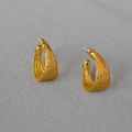 Dettaglio degli orecchini a C placcati oro con trama intrecciata e perni in argento 925 - Oro