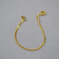 Detalle del collar de latón dorado con eslabones ovalados grabados y cierre de langosta - Pulsera