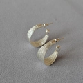 Orecchini a C minimalisti in argento con finitura metallica intrecciata per donna - Argento