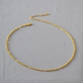 Dettaglio della collana in ottone placcato oro con anelli e maglie dal design moderno - Oro