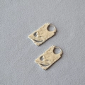 Primer plano de pendientes plateados con textura irregular de diseño de lava - Plateado