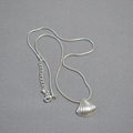 Halskette mit Muschelananhänger in Silber und minimalistischer Schlangenkette für Damen - Silber