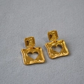 Pendientes cuadrados dorados retro con corazón hueco y aguja de plata 925 textura lava - Dorado