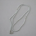 Dettaglio di una lunga collana di perle a più strati con catena argento e chiusura regolabile - Grigio Argento