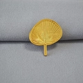 Broche artístico de latón bañado en oro en forma de abanico con textura en relieve - Estilo Forma de Abanico (MYP015-WG)
