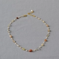 Detail van handgemaakte kralenketting met natuurstenen, parels en gouden verlengketting - Ketting / Kleurrijk