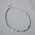 Collana vintage francese con perline di turchese celeste e pietre naturali multicolore - Bluastro