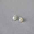 Elegant 925 silver stud earrings with natural white freshwater pearls and silicone backs - Approx. 6-7mm