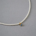 Detailansicht der Hochglanzperlen und des Vintage-Goldanhängers mit blauem Zirkonstein - Blau