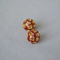 Dettaglio di orecchini a sfera vintage con smalto rosso e motivi geometrici dorati - Rosso